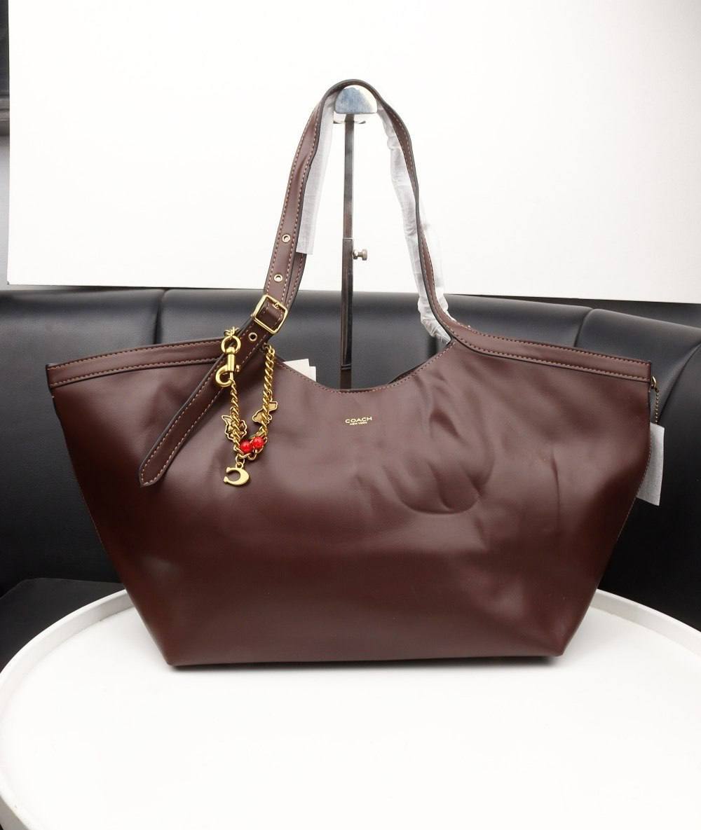The Heritage Tote coach
